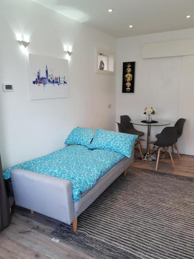 Star London Brent Street Cosy 1-Bed Hideaway Apartment Хендън Екстериор снимка