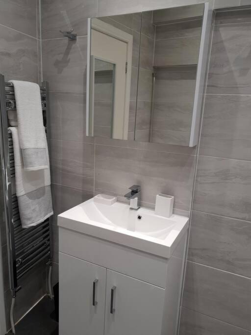 Star London Brent Street Cosy 1-Bed Hideaway Apartment Хендън Екстериор снимка