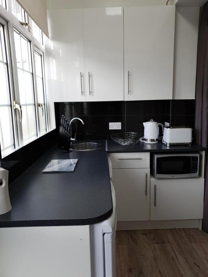 Star London Brent Street Cosy 1-Bed Hideaway Apartment Хендън Екстериор снимка