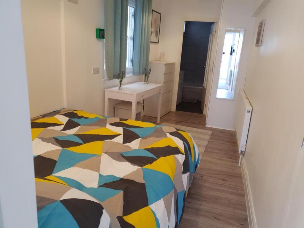 Star London Brent Street Cosy 1-Bed Hideaway Apartment Хендън Екстериор снимка