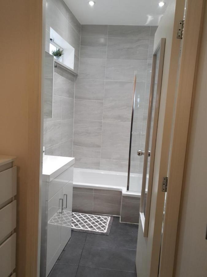 Star London Brent Street Cosy 1-Bed Hideaway Apartment Хендън Екстериор снимка